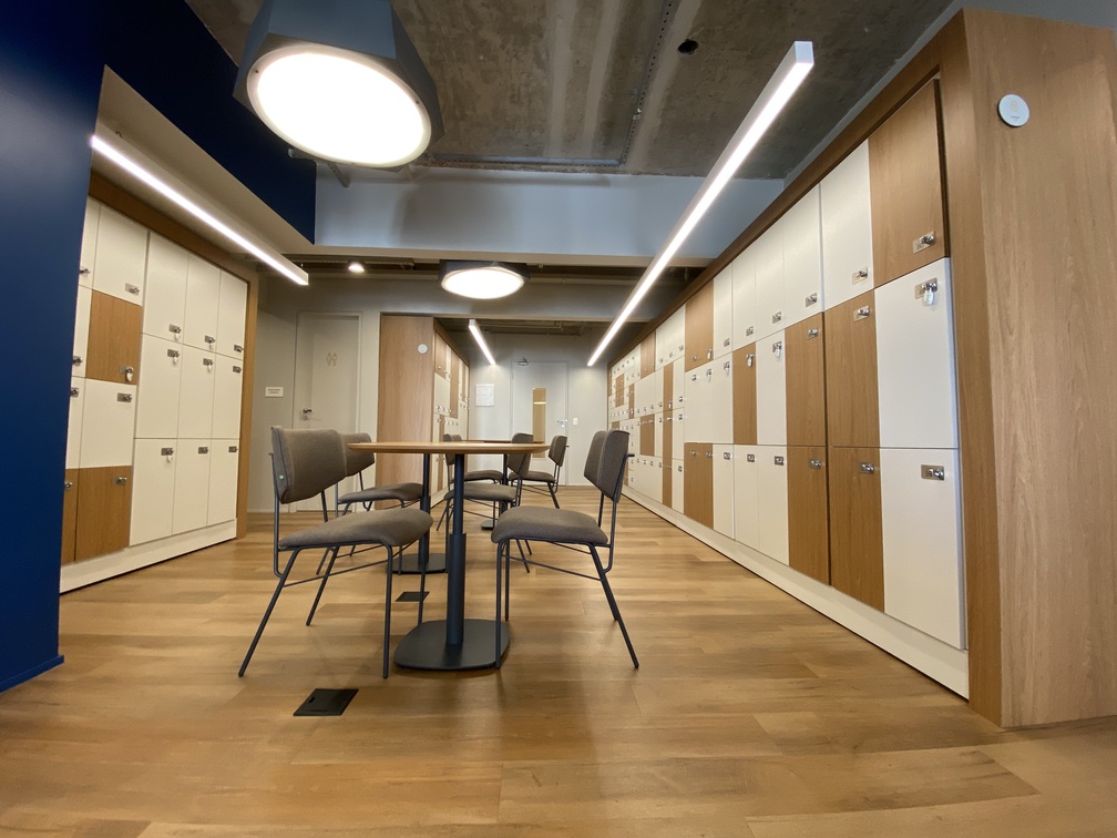 Sala de Coworking com Viking Lockers modelos de 3, 4 e 8 portas em madeira freijó e laminado branco.